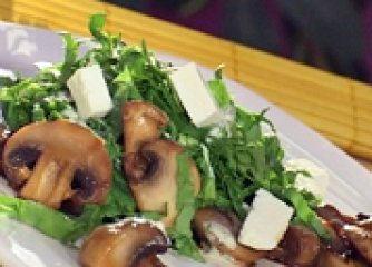 Свежа салата със спанак и печурки