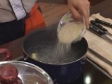 Заек кавърма кебап върху ориз с царевица и грах 3