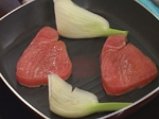 Червена риба тон с черен ориз и домати 3