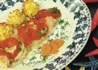 Мерлуза с лук и домати