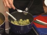 Поширана сьомга в зехтин със сос от краставици и спанак 3