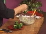 Салата от царевица и броколи в чашка от краставица 8