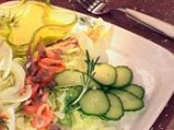 Зеленчукова салата с фенел и пушена риба