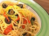 Спагети с чушки, сушени домати и маслини