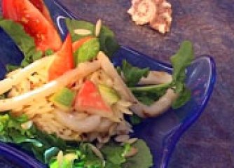 Зеленчукова салата с калмари и ризони