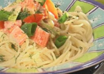 Спагети в салса "Роса" и рулца от раци