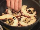 Задушен октопод с маслини, кедрови ядки и домати 4