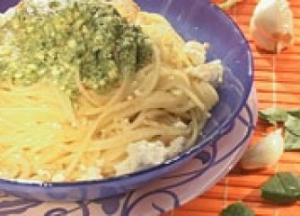 Спагети със зелен сос и сирене
