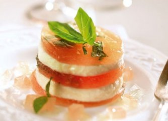 Салата от желиран с агар доматен сок ...