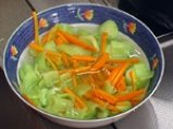 Сечуанска зеленчукова салата с фъстъчен сос 2