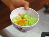 Сечуанска зеленчукова салата с фъстъчен сос 4