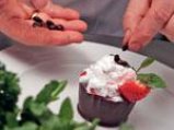 Шоколадова кошничка с пресни ягоди и крем „Маскарпоне“ 6