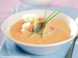 Супа от тиквички с чесън и домати