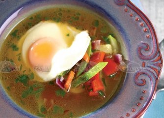 Зеленчукова супа със забулено яйце