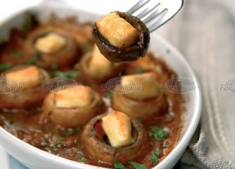 Запечени печурки с „Ементал” и домати