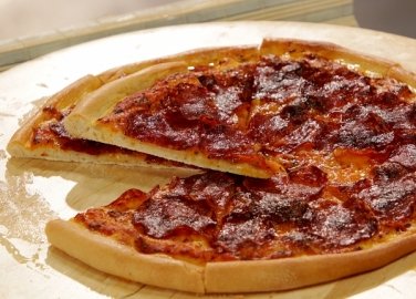 Пица с пикантен салам и моцарела