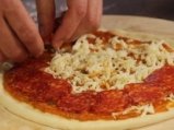 Пица с пикантен салам и моцарела 8
