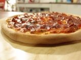 Пица с пикантен салам и моцарела 9