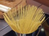 Спагети с праз и царевица