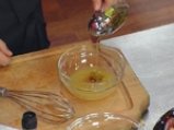Сьомга с мед-чили глазура върху салата от краставици с фъстъци с цитрусова заливка