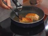 Сьомга с мед-чили глазура върху салата от краставици с фъстъци с цитрусова заливка 3