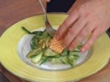 Сьомга с мед-чили глазура върху салата от краставици с фъстъци с цитрусова заливка 4