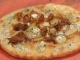 Пица с пресни картофи и синьо сирене 6