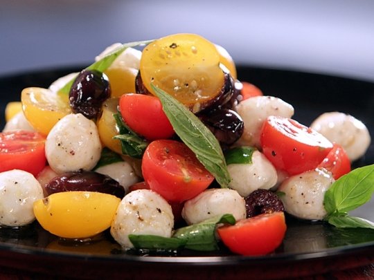 „Капрезе“ с чери домати и маслини