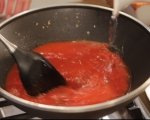 Поширани яйца в пикантен доматен сос 2