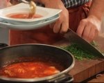 Поширани яйца в пикантен доматен сос 5