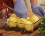 Сьомга с каперси върху канапе от картофи