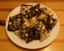 Шоколадови блокчета с плодове и ядки